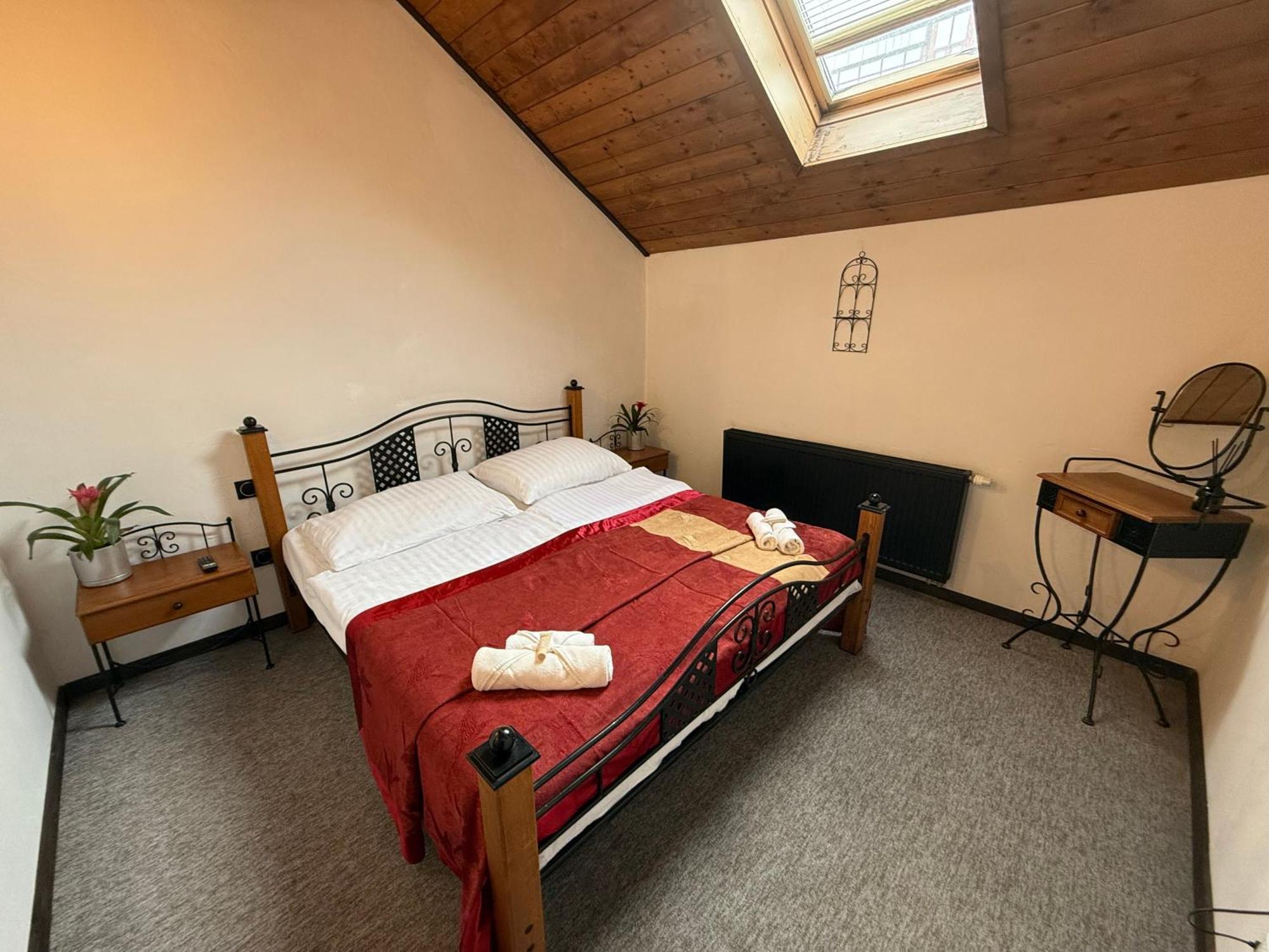 Hotel Plzensky Dvur Frýdek-Místek Esterno foto
