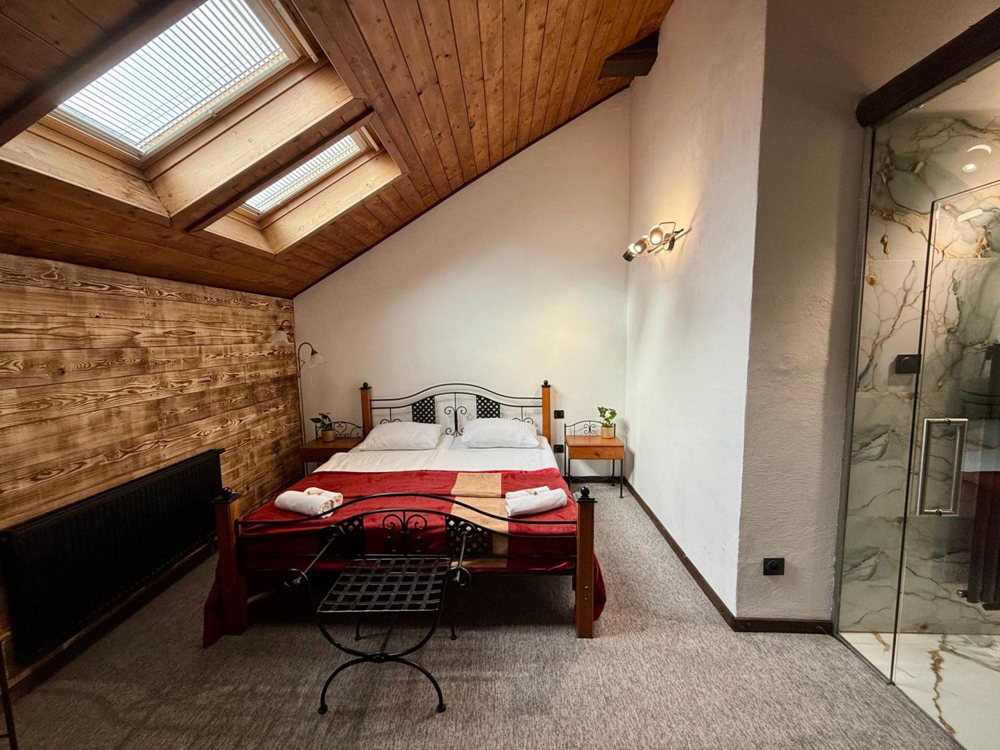 Hotel Plzensky Dvur Frýdek-Místek Esterno foto