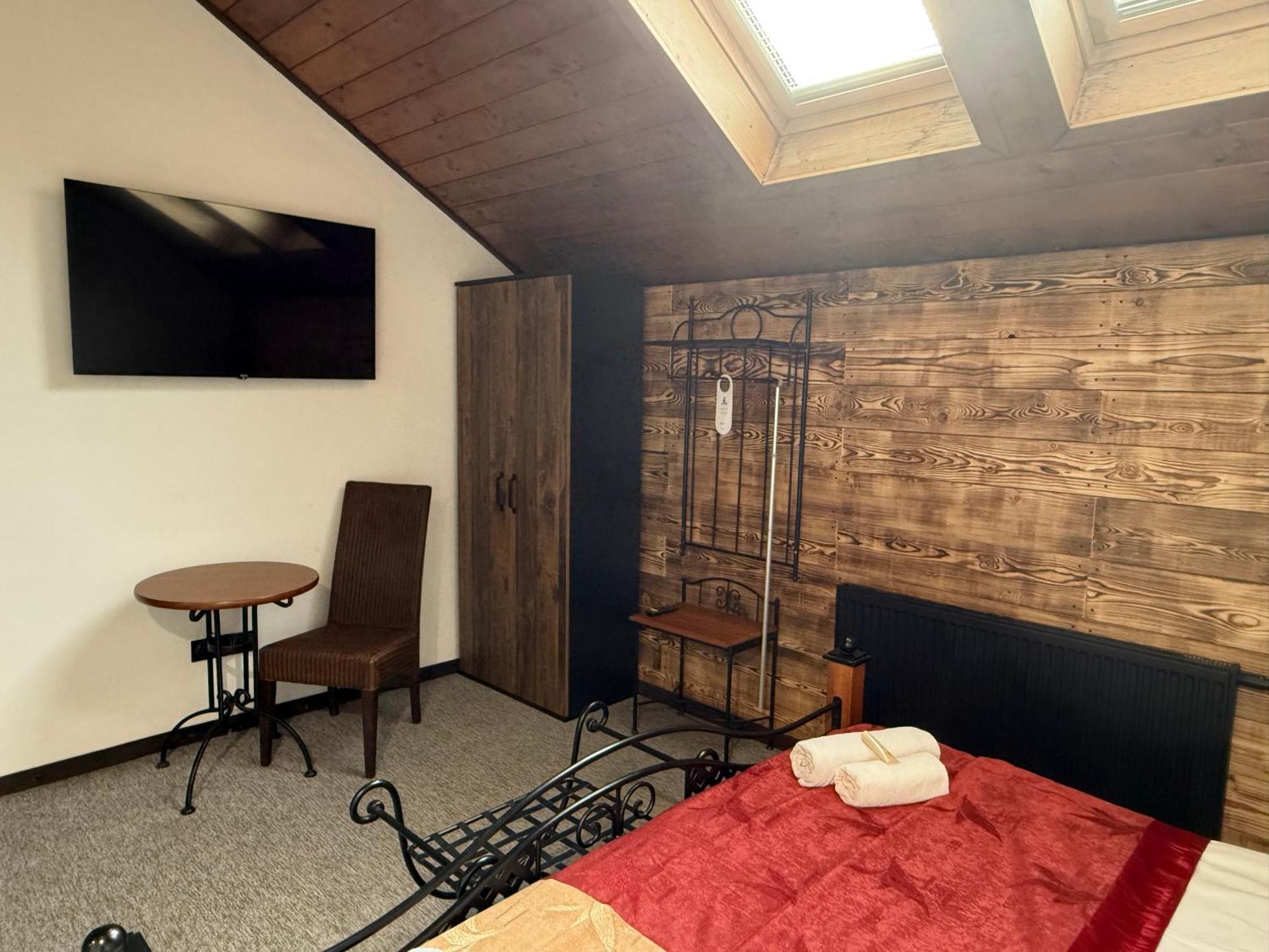 Hotel Plzensky Dvur Frýdek-Místek Esterno foto