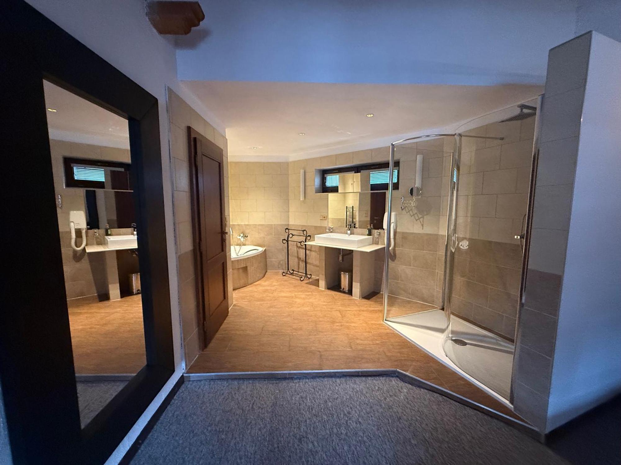 Hotel Plzensky Dvur Frýdek-Místek Esterno foto