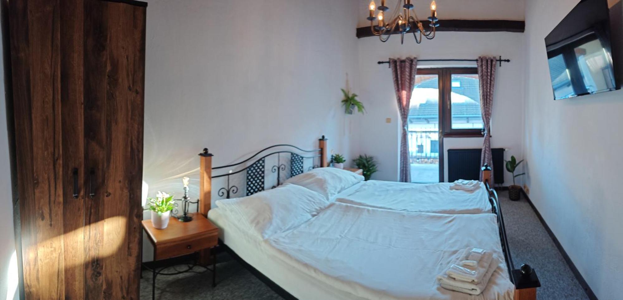 Hotel Plzensky Dvur Frýdek-Místek Esterno foto